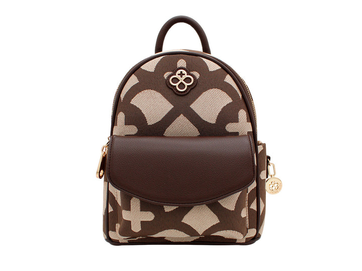 Mochila Jaime Ibiza en color chocolate y beige con estampado jacquard, bolsillo frontal marrón y detalles dorados.