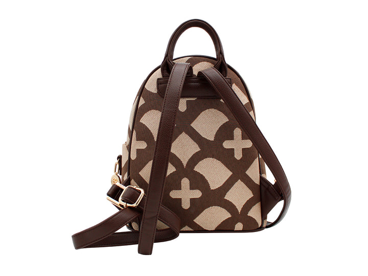 Mochila Jaime Ibiza en color chocolate y beige con estampado jacquard, bolsillo frontal marrón y detalles dorados.
