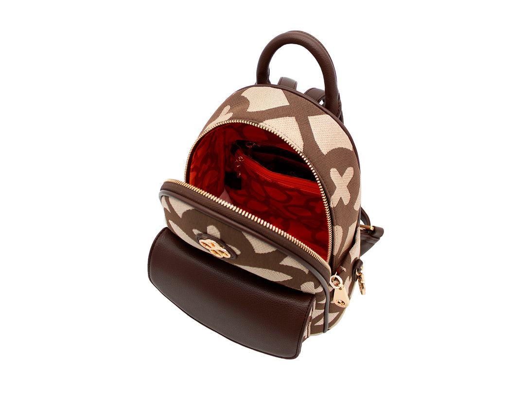 Mochila Jaime Ibiza en color chocolate y beige con estampado jacquard, bolsillo frontal marrón y detalles dorados.