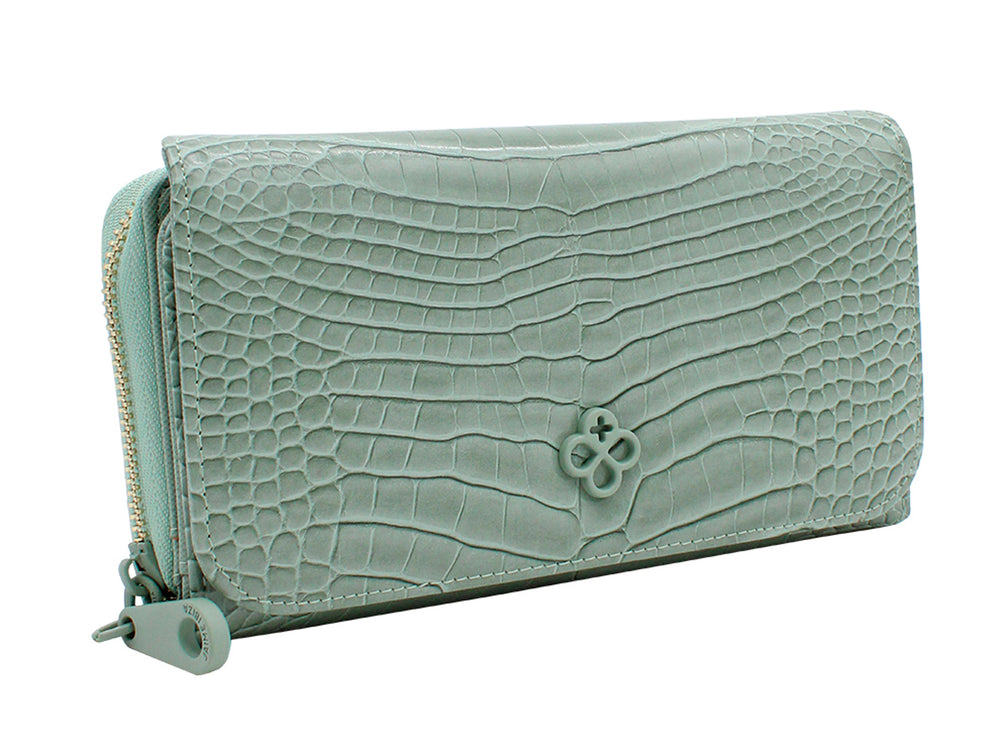 Cartera Jaime Ibiza en color aqua con textura de piel de cocodrilo y detalle decorativo central.