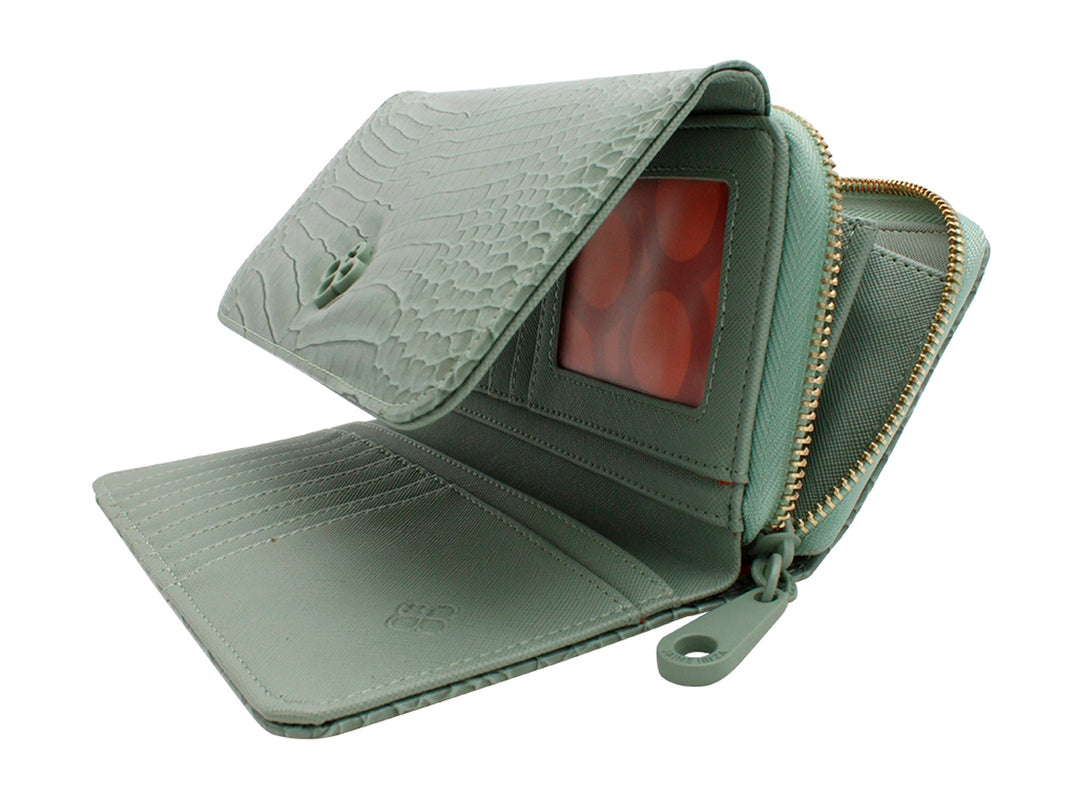Cartera Jaime Ibiza en color aqua con textura de piel de cocodrilo y detalle decorativo central.