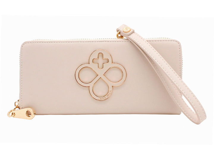 Bolso estilo cartera color beige de Jaime Ibiza con logo dorado central y correa de mano.