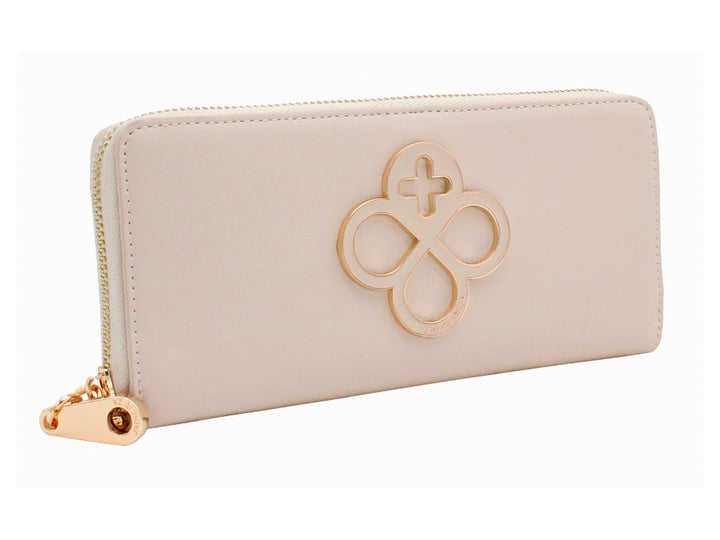 Bolso estilo cartera color beige de Jaime Ibiza con logo dorado central y correa de mano.