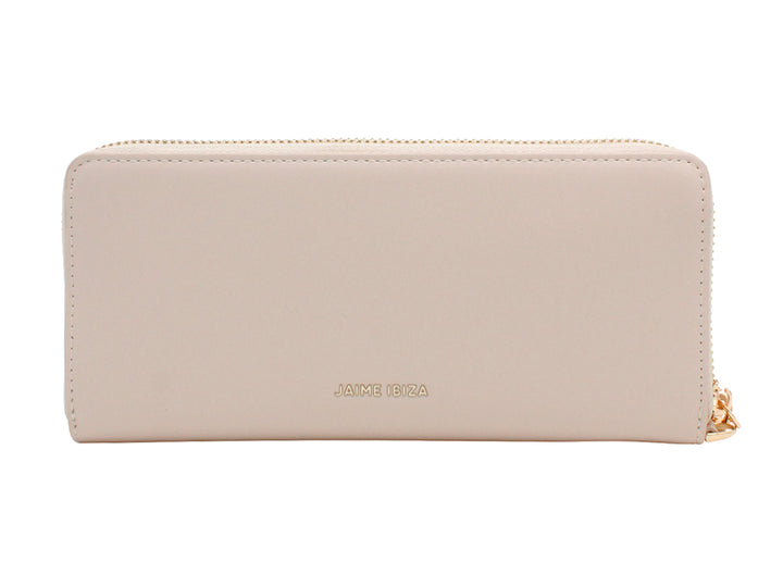 Bolso estilo cartera color beige de Jaime Ibiza con logo dorado central y correa de mano.