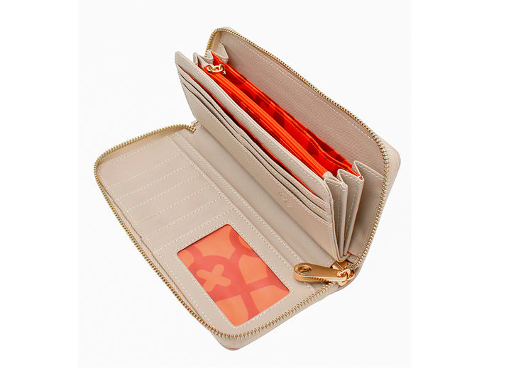 Bolso estilo cartera color beige de Jaime Ibiza con logo dorado central y correa de mano.