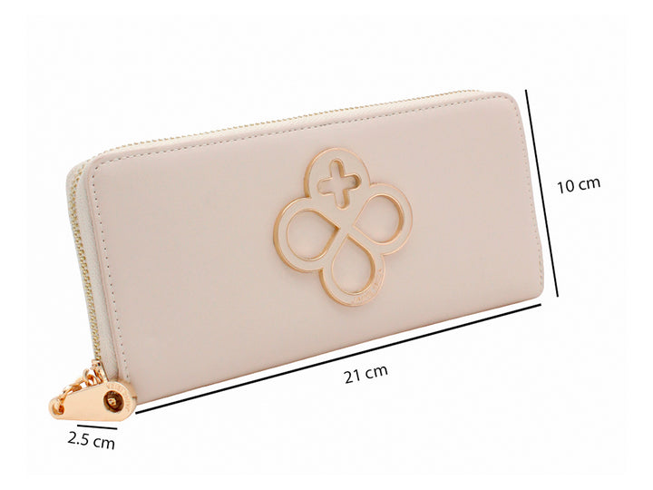 Bolso estilo cartera color beige de Jaime Ibiza con logo dorado central y correa de mano.