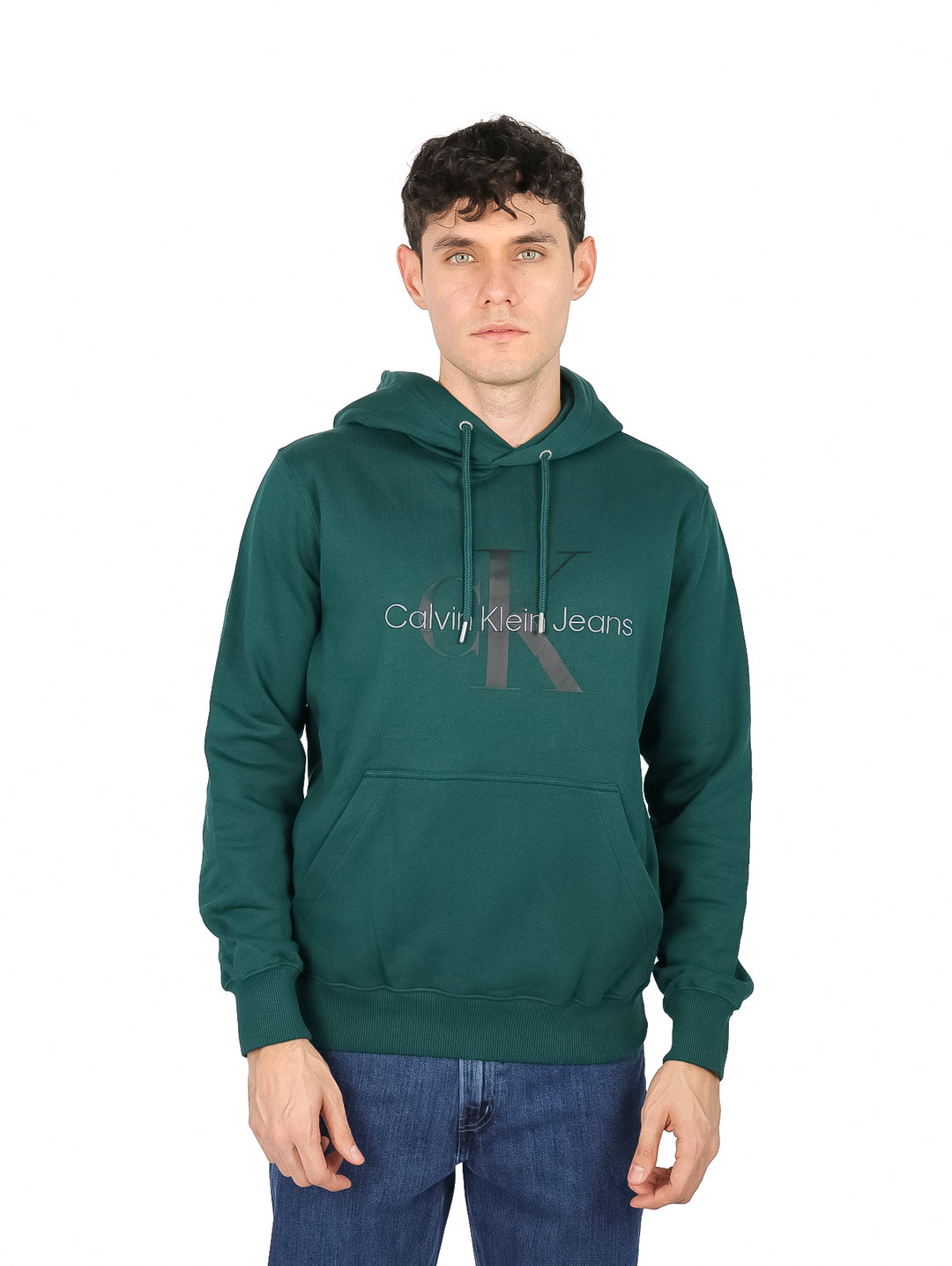 Hombre vistiendo sudadera con capucha color verde oscuro de la marca Calvin Klein Jeans.