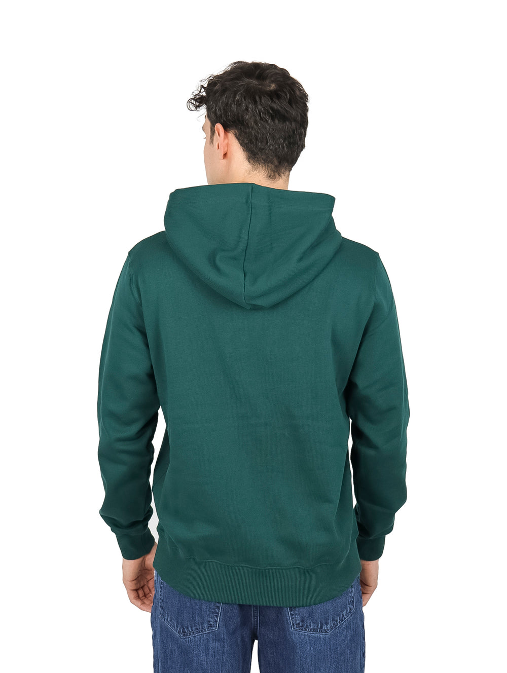 Hombre vistiendo sudadera con capucha color verde oscuro de la marca Calvin Klein Jeans.