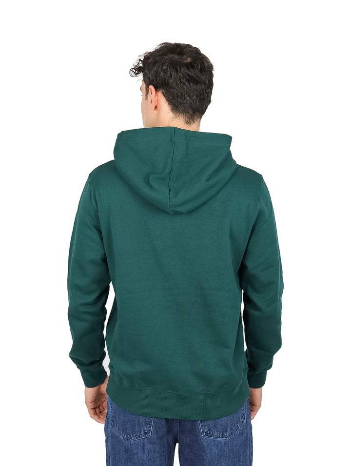 Hombre vistiendo sudadera con capucha color verde oscuro de la marca Calvin Klein Jeans.