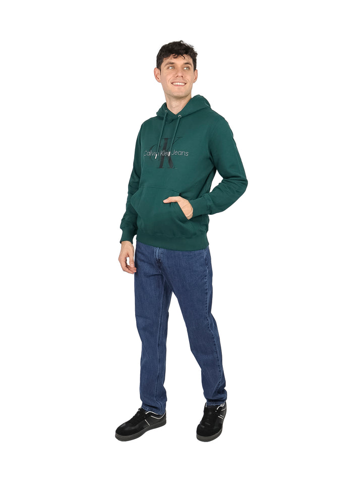 Hombre vistiendo sudadera con capucha color verde oscuro de la marca Calvin Klein Jeans.