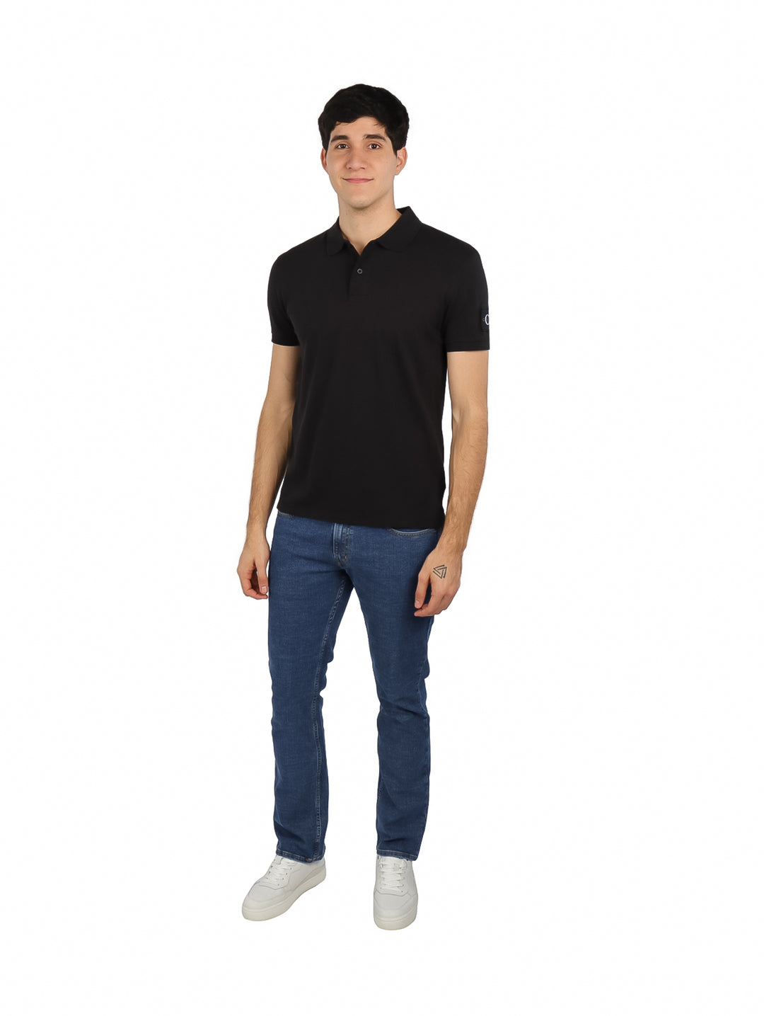 Hombre vistiendo una camiseta polo negra de manga corta Calvin Klein.