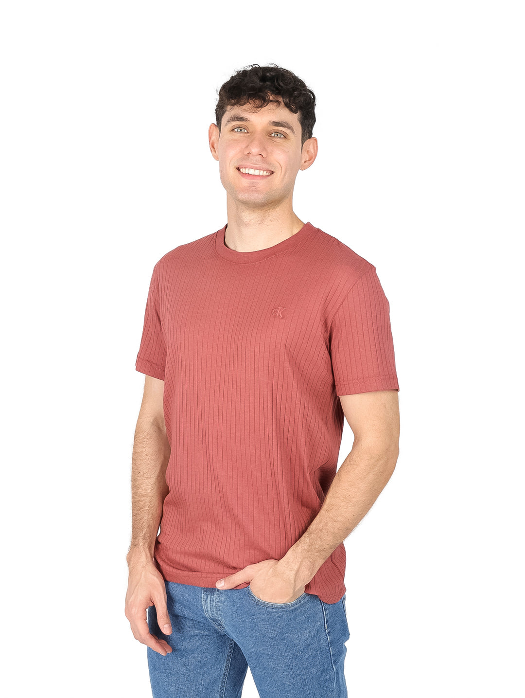 Hombre usando camiseta de manga corta color terracota con textura de líneas verticales.