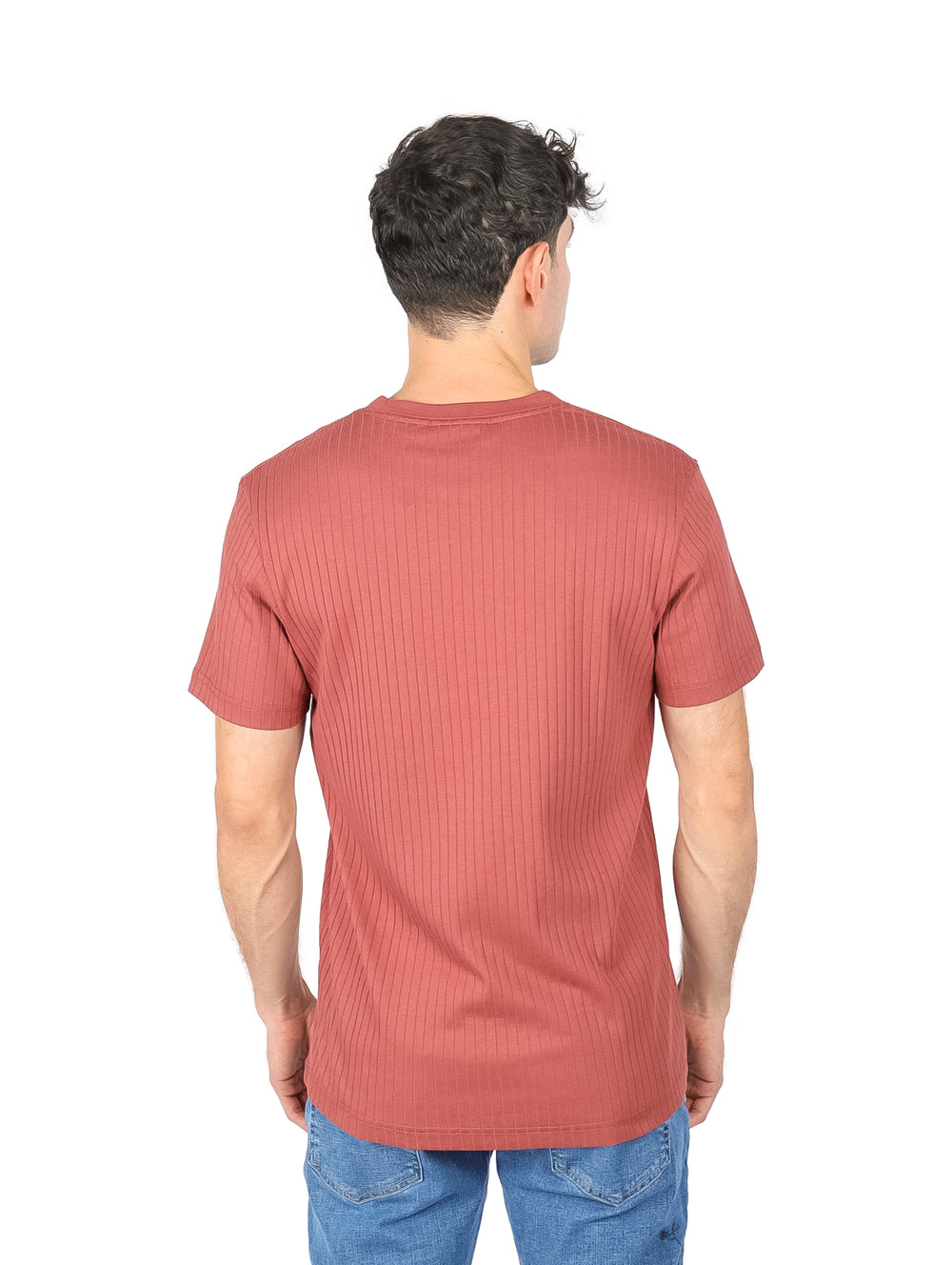 Hombre usando camiseta de manga corta color terracota con textura de líneas verticales.