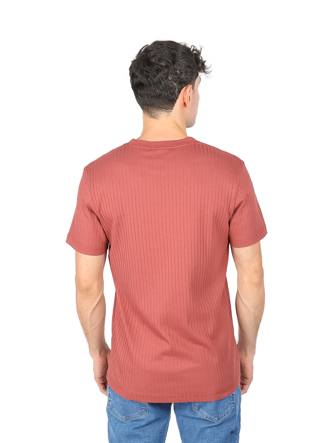 Hombre usando camiseta de manga corta color terracota con textura de líneas verticales.