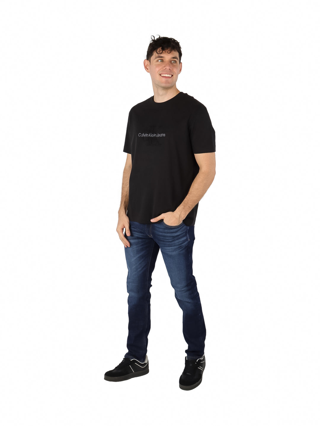Hombre vistiendo una playera negra de manga corta con estampado de Calvin Klein Jeans en el pecho.