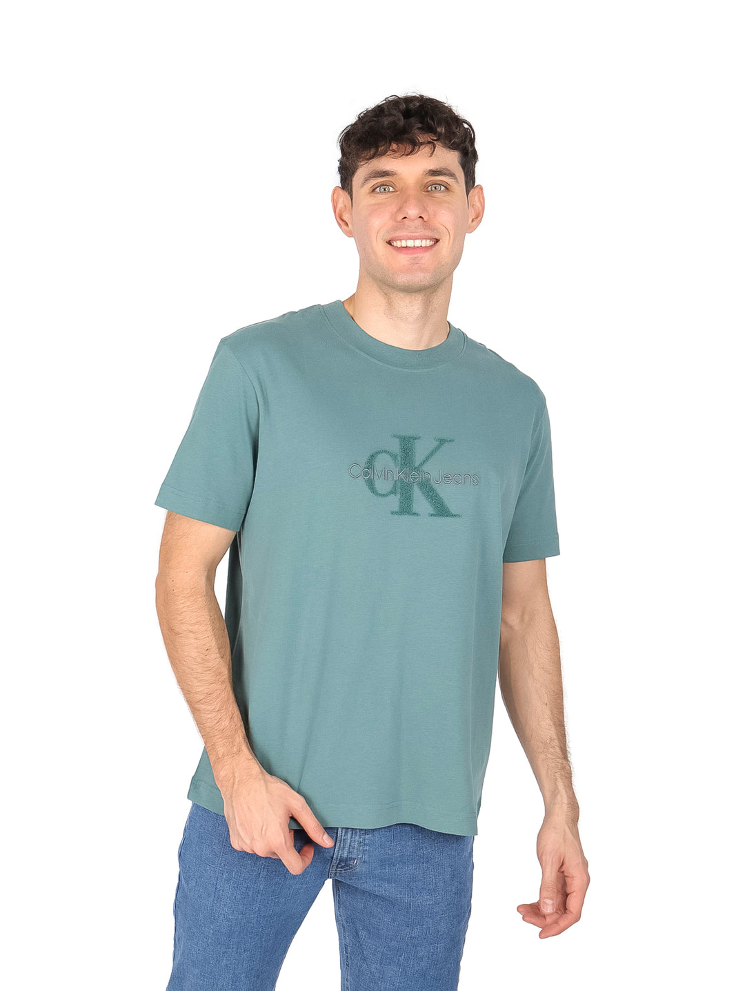 Hombre vistiendo playera azul North Atlantic de Calvin Klein Jeans con cuello redondo y manga corta.