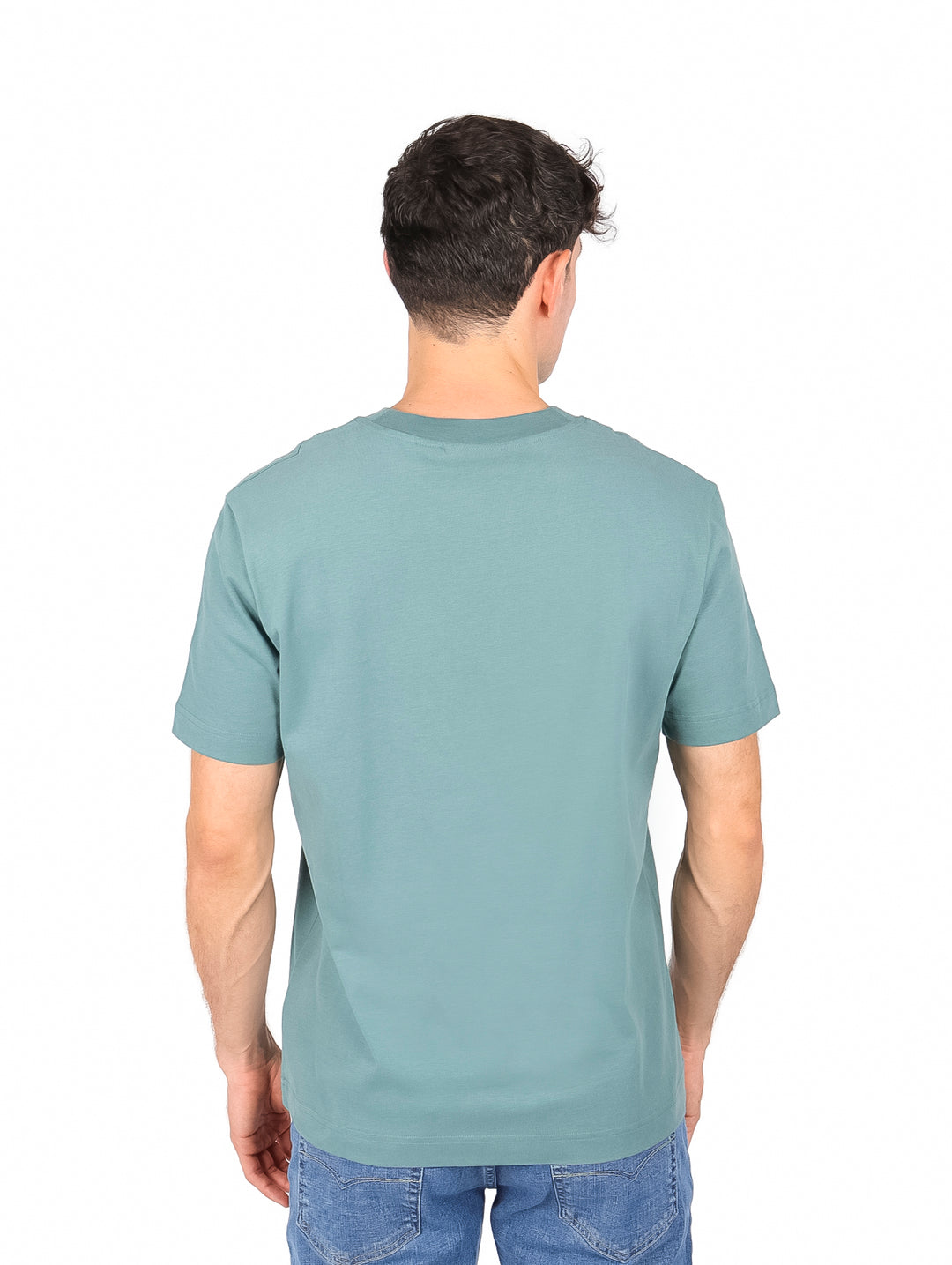 Hombre vistiendo playera azul North Atlantic de Calvin Klein Jeans con cuello redondo y manga corta.