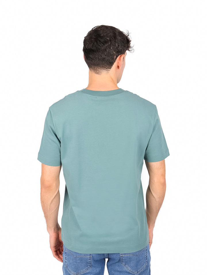 Hombre vistiendo playera azul North Atlantic de Calvin Klein Jeans con cuello redondo y manga corta.