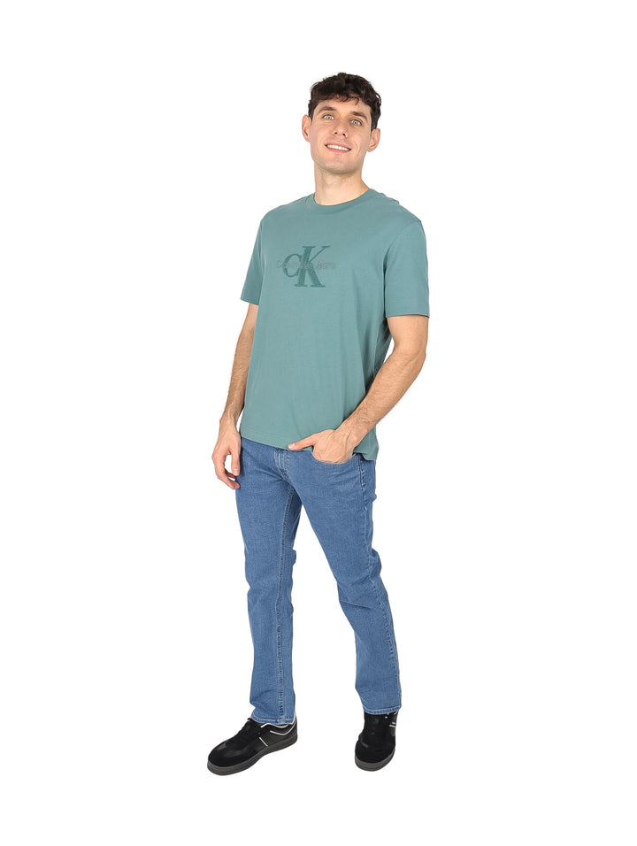 Hombre vistiendo playera azul North Atlantic de Calvin Klein Jeans con cuello redondo y manga corta.