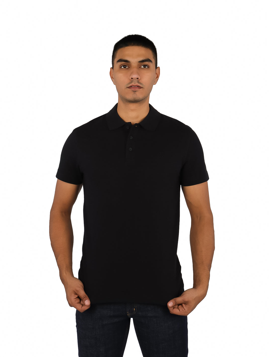 Hombre vistiendo una playera polo de color negro de manga corta con cuello y botones.