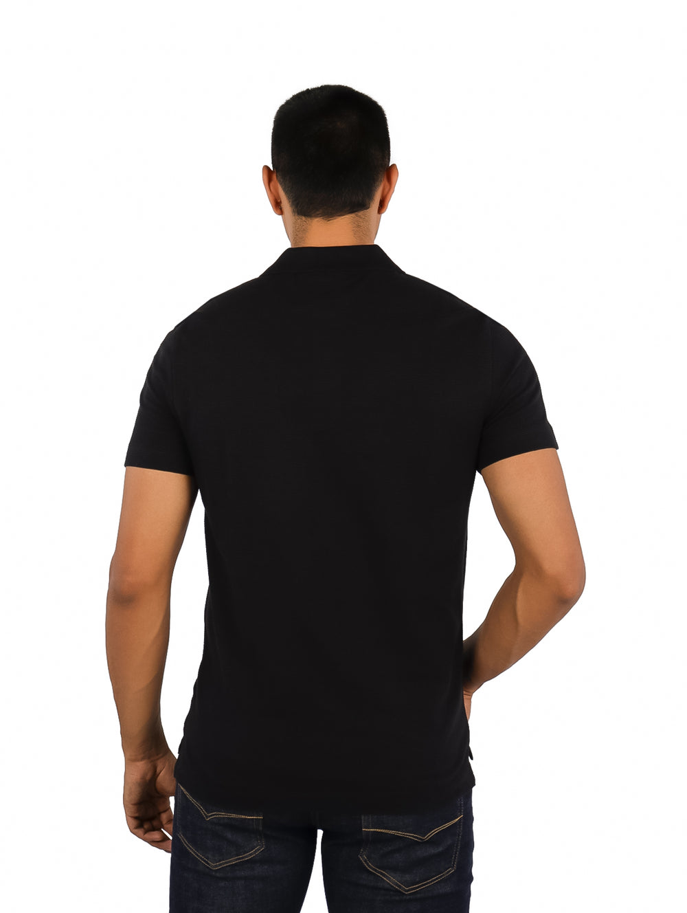 Hombre vistiendo una playera polo de color negro de manga corta con cuello y botones.