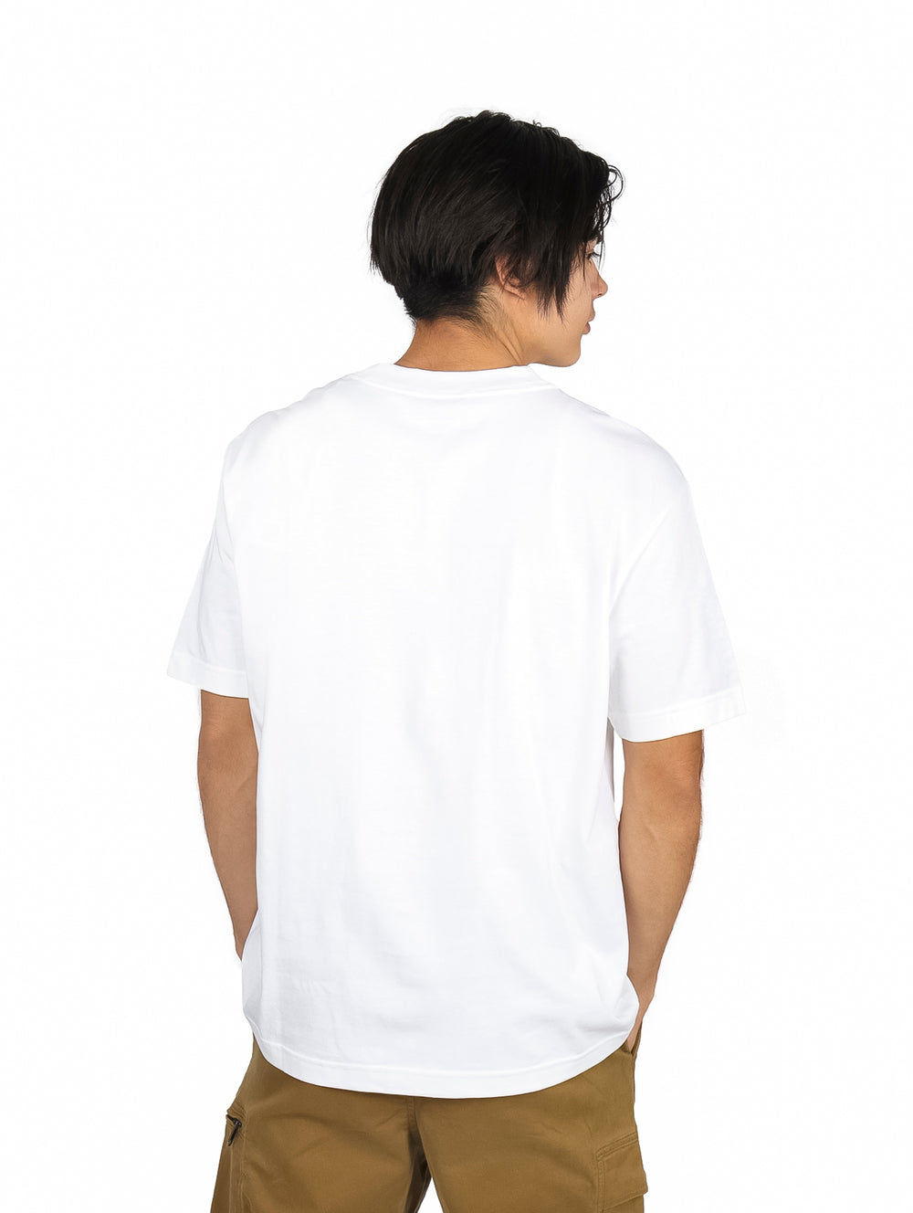 Hombre vistiendo playera blanca de manga corta Calvin Klein con texto en el pecho y pantalones caqui.