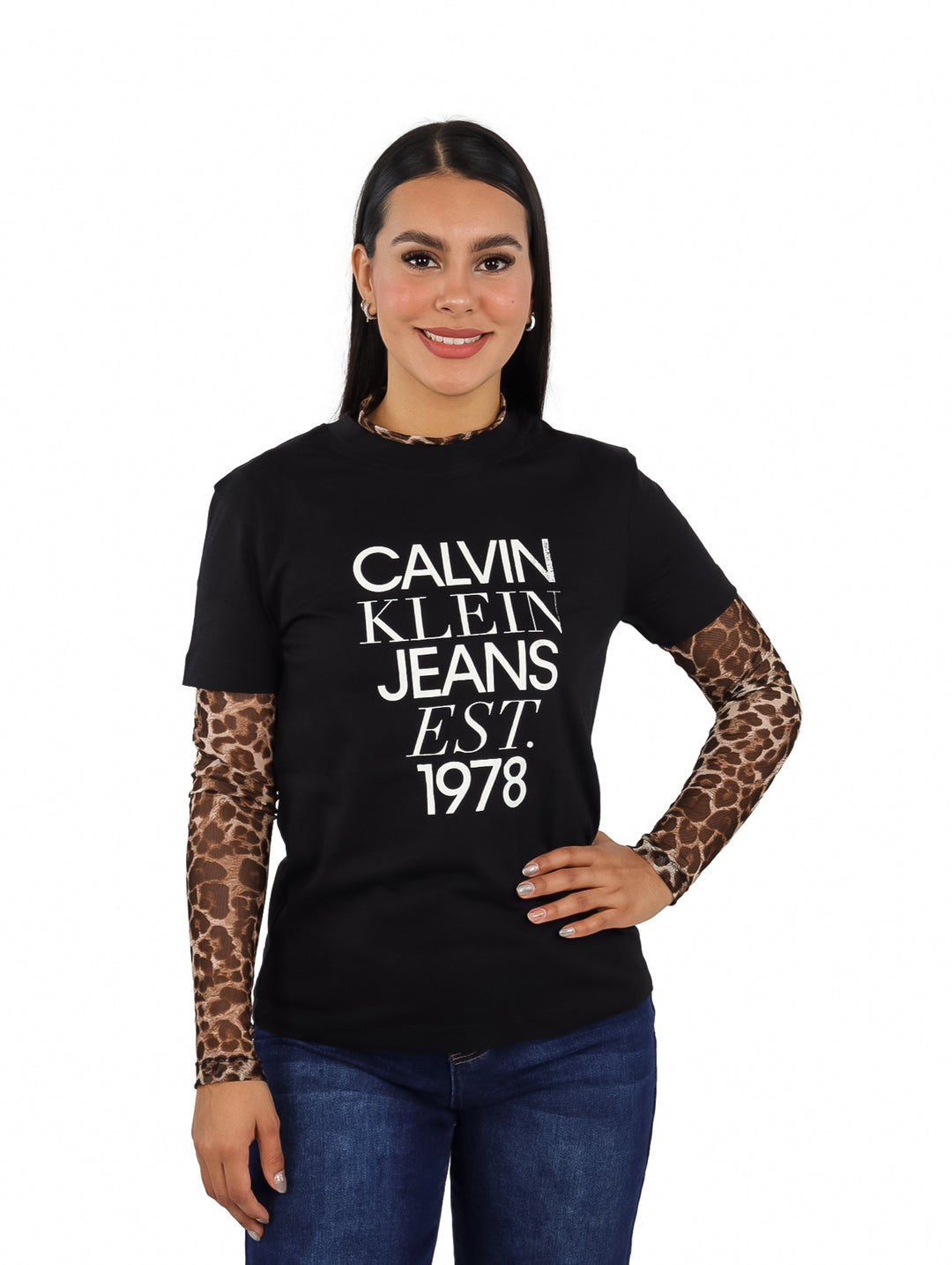 Mujer vistiendo playera negra de manga corta con estampado blanco de Calvin Klein Jeans.