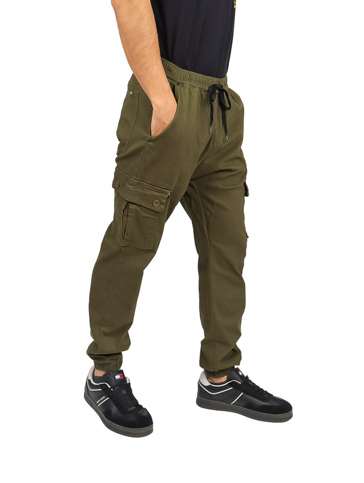 Pantalón jogger cargo color oliva con bolsillos laterales y cintura elástica.