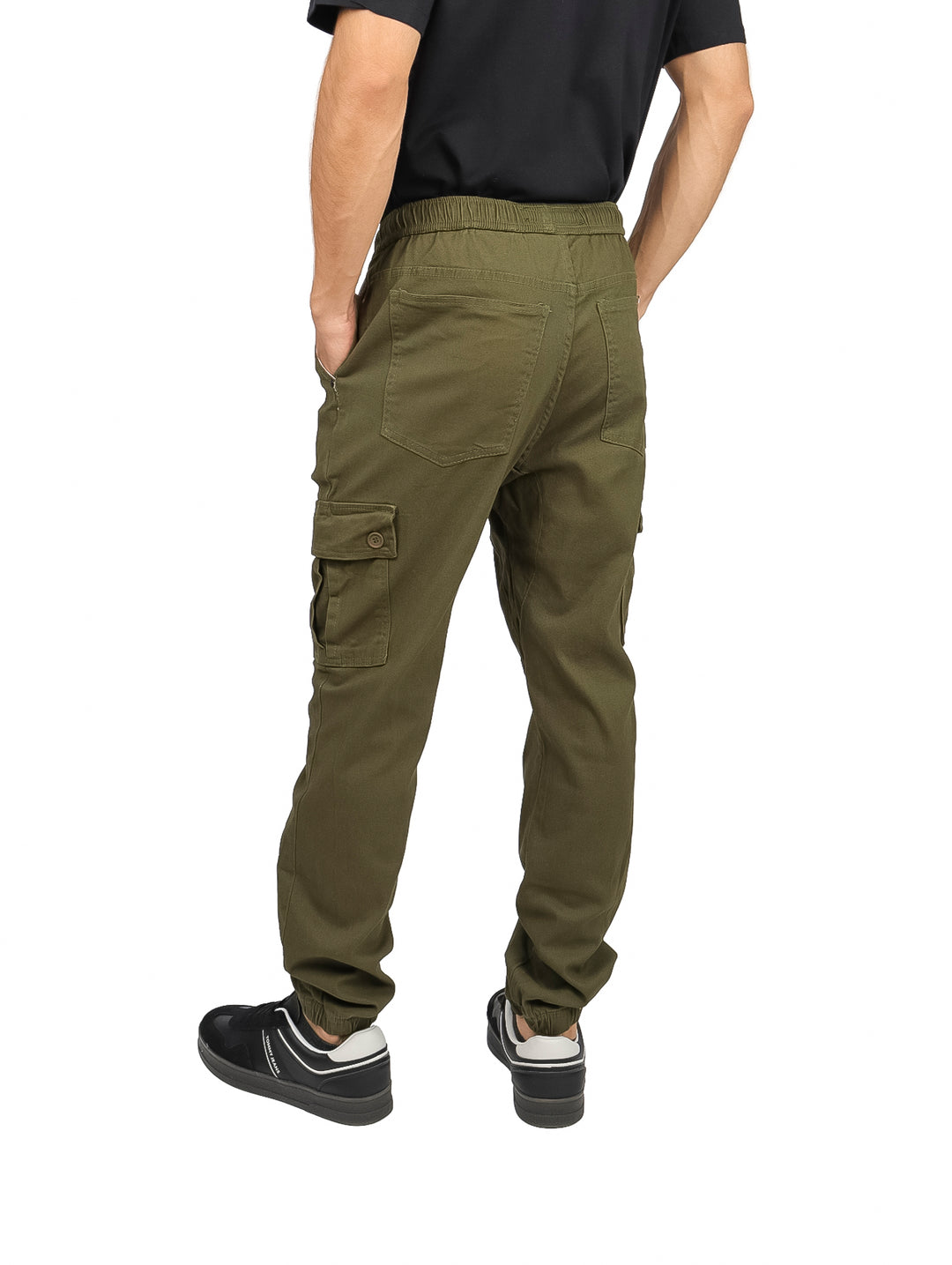 Pantalón jogger cargo color oliva con bolsillos laterales y cintura elástica.