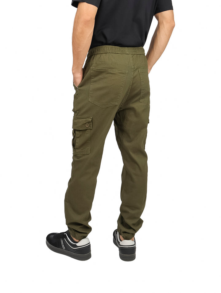 Pantalón jogger cargo color oliva con bolsillos laterales y cintura elástica.