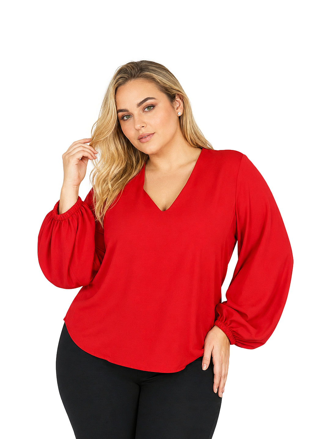 Mujer vistiendo una blusa roja de manga larga con cuello en V y mangas abullonadas.