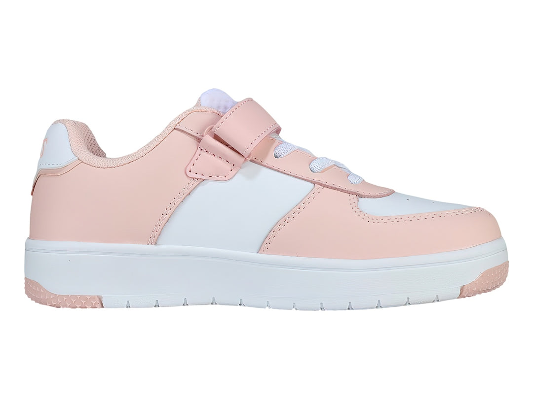 Tenis K-Swiss para niña en color rosa claro y blanco con cierre de velcro y suela blanca.