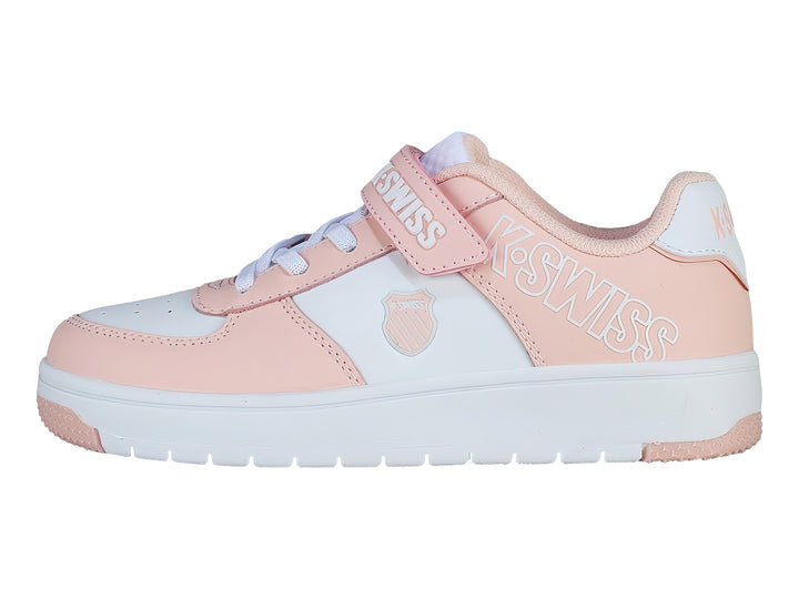 Tenis K-Swiss para niña en color rosa claro y blanco con cierre de velcro y suela blanca.
