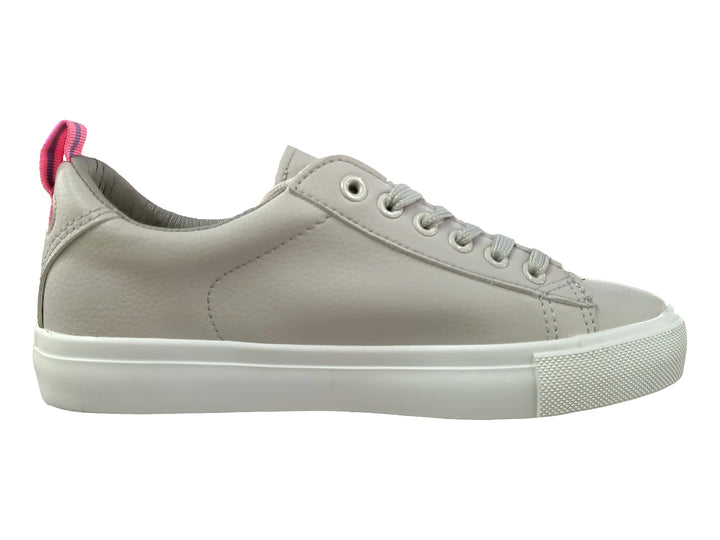 Tenis K-SWISS color gris con suela blanca y detalle rosa en el talón.
