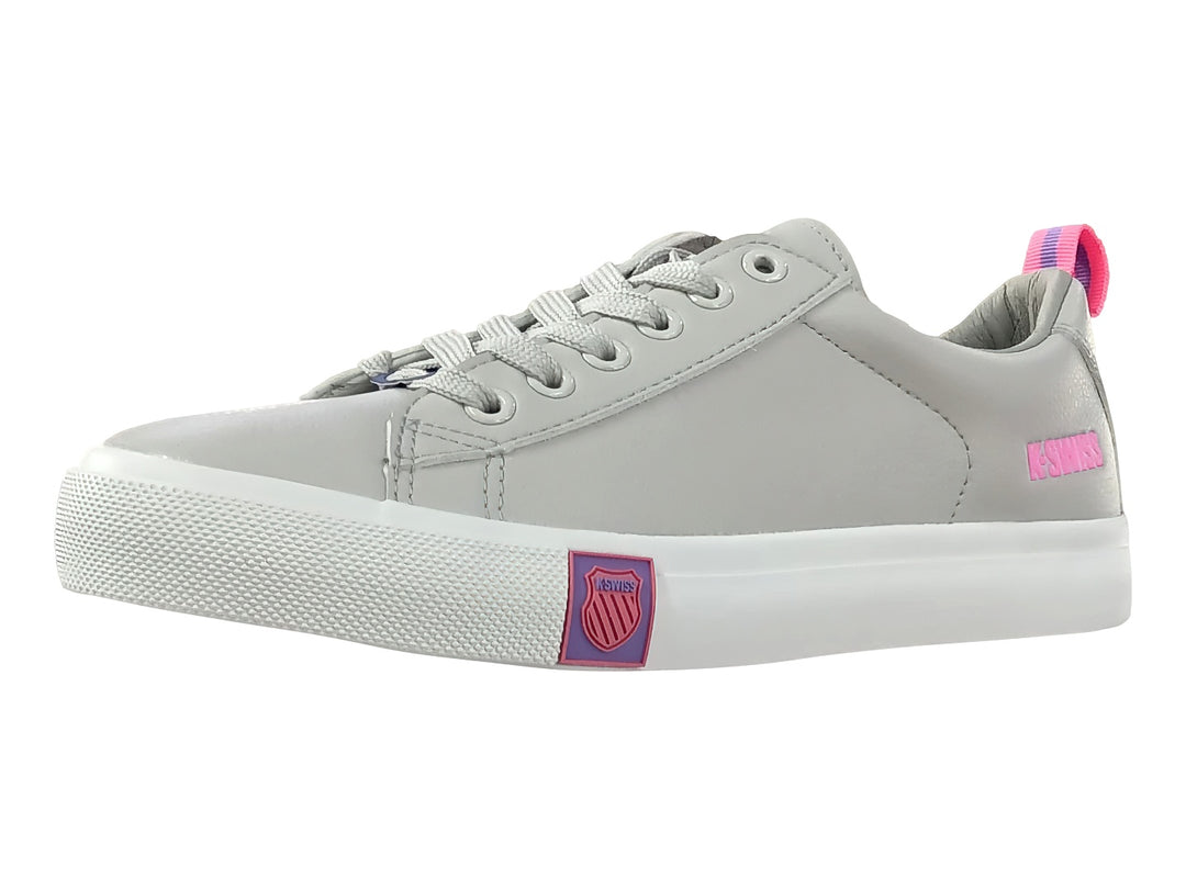 Tenis K-SWISS color gris con suela blanca y detalle rosa en el talón.