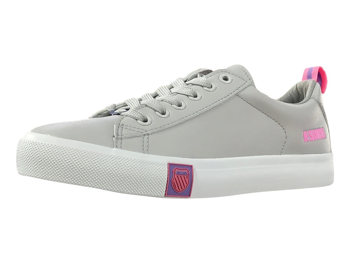 Tenis K-SWISS color gris con suela blanca y detalle rosa en el talón.
