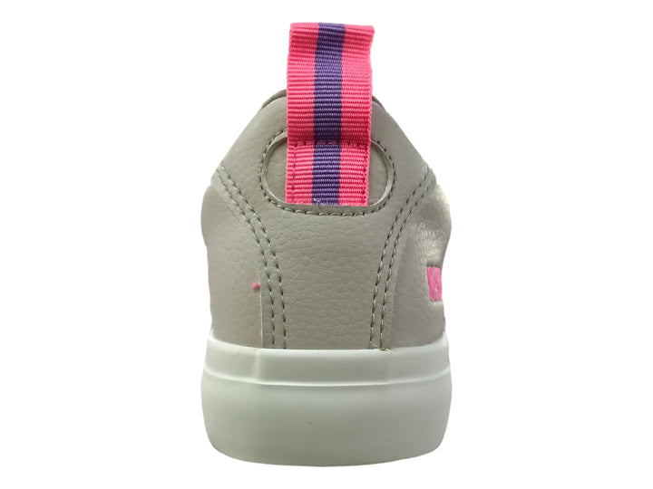 Tenis K-SWISS color gris con suela blanca y detalle rosa en el talón.