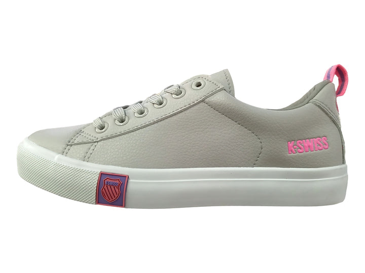 Tenis K-SWISS color gris con suela blanca y detalle rosa en el talón.