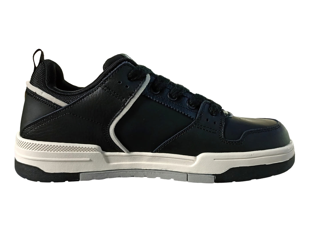 Tenis deportivos K-Swiss de color negro con suela blanca y detalles en gris, vista lateral.
