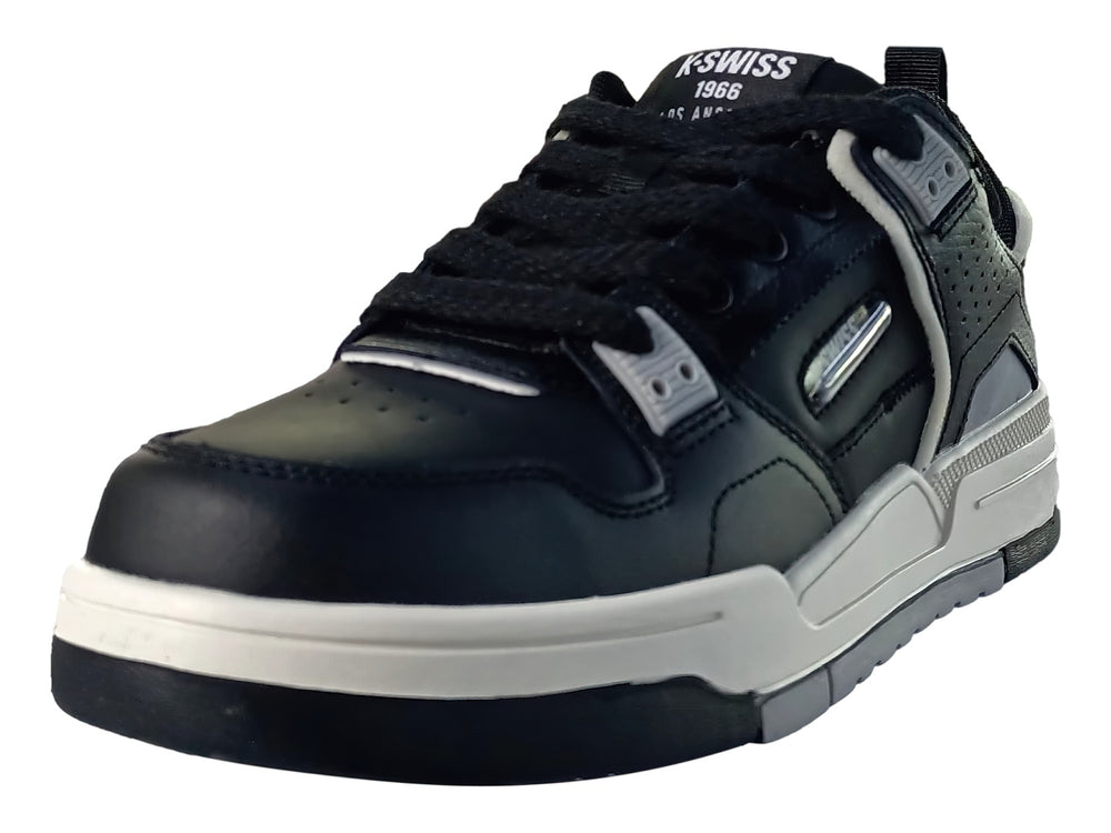 Tenis deportivos K-Swiss de color negro con suela blanca y detalles en gris, vista lateral.