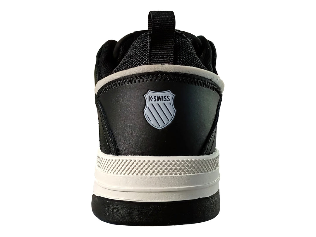 Tenis deportivos K-Swiss de color negro con suela blanca y detalles en gris, vista lateral.