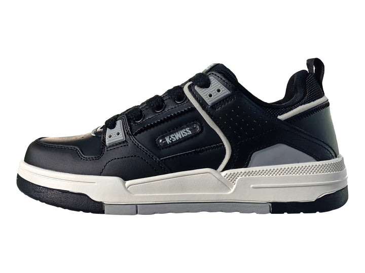 Tenis deportivos K-Swiss de color negro con suela blanca y detalles en gris, vista lateral.