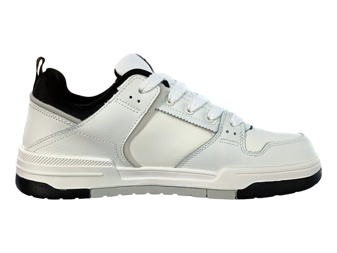 Tenis deportivos K-Swiss color blanco con detalles y suela en color negro.