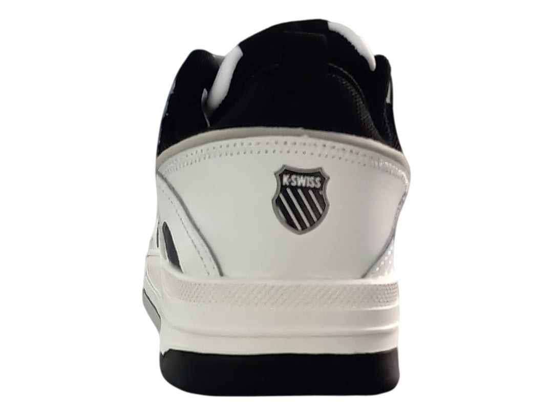 Tenis deportivos K-Swiss color blanco con detalles y suela en color negro.