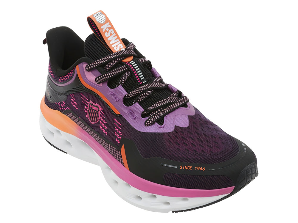 Tenis deportivos K-Swiss color púrpura oscuro con suela blanca y detalles en degradado naranja y rosa.