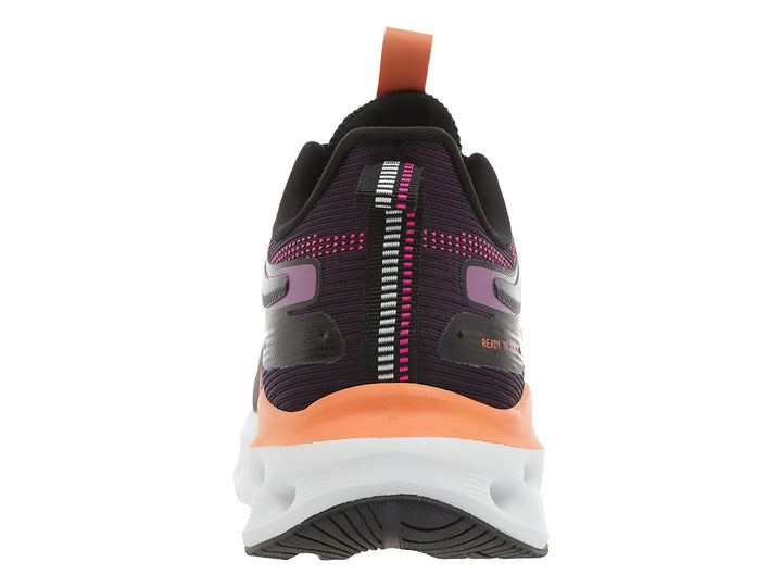 Tenis deportivos K-Swiss color púrpura oscuro con suela blanca y detalles en degradado naranja y rosa.