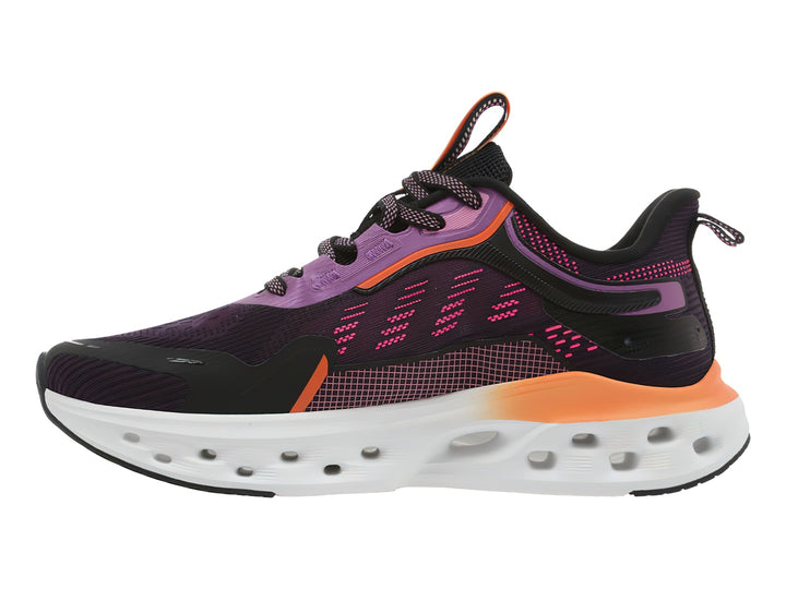 Tenis deportivos K-Swiss color púrpura oscuro con suela blanca y detalles en degradado naranja y rosa.