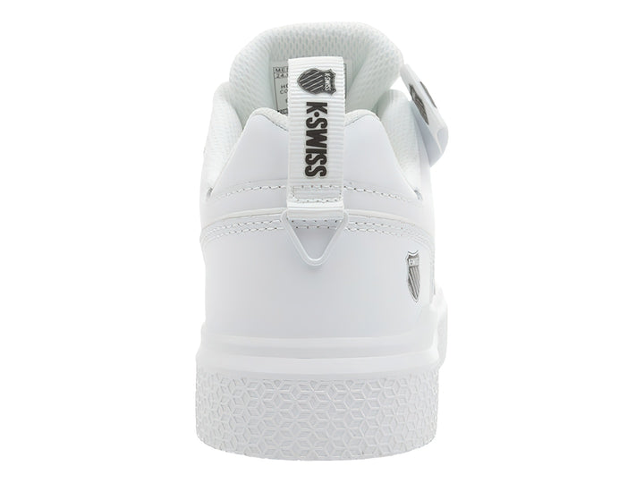 Tenis K-Swiss color blanco con agujetas y correa de velcro superior, suela blanca texturizada.