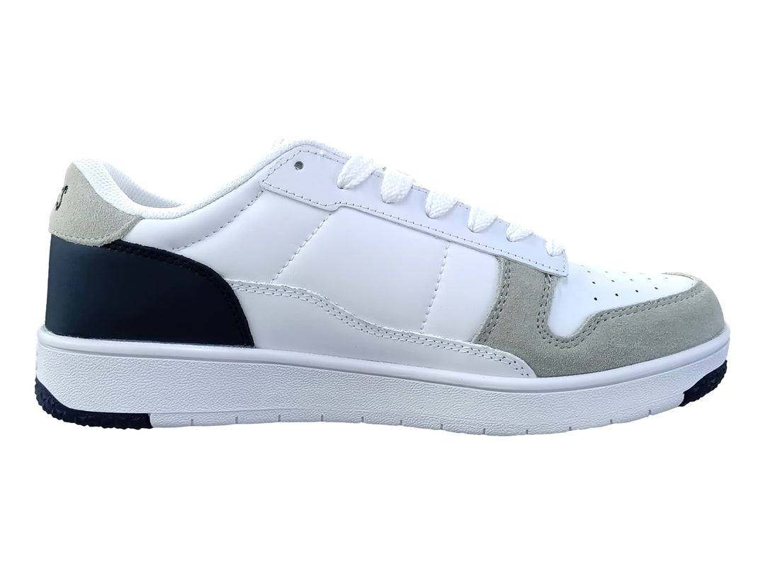 Tenis K-SWISS blancos con detalles en azul marino y gris, diseño de corte bajo y suela blanca.