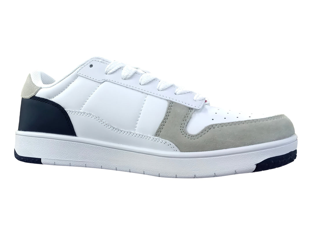 Tenis K-SWISS blancos con detalles en azul marino y gris, diseño de corte bajo y suela blanca.